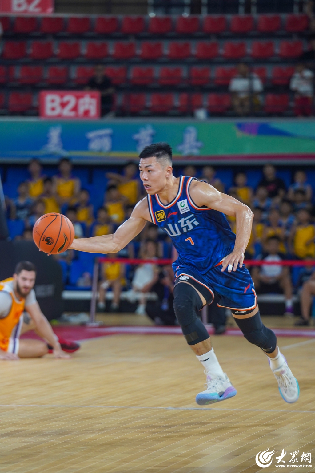 九游体育app-加时末段山东男篮调整名单以备欧超杯；更衣室发声环节打磨；赛场秩序良好；更衣室氛围转暖的简单介绍